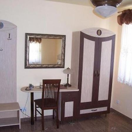 Hotel Faraon Kielce Bagian luar foto