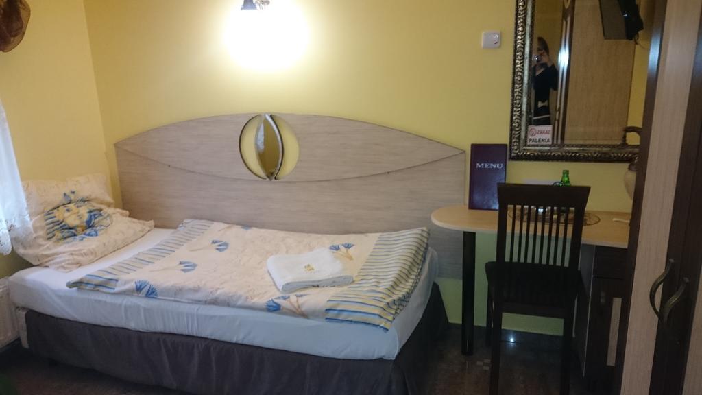 Hotel Faraon Kielce Bagian luar foto